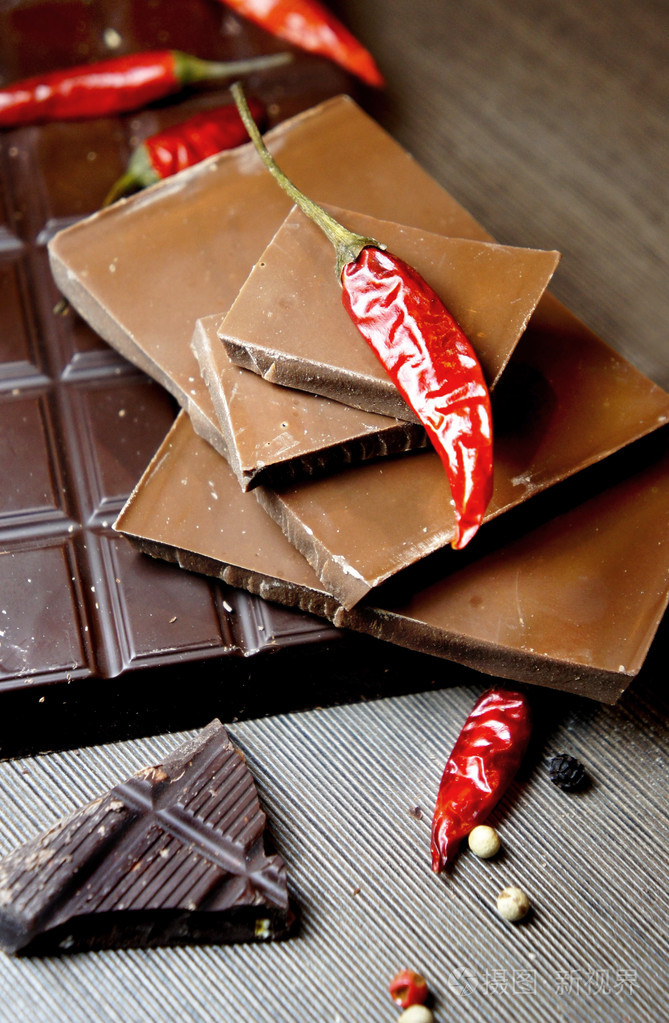 块巧克力与辣椒
