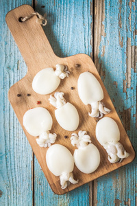 在砧板上的生婴儿墨鱼照片