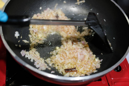 厨师烹饪洋葱  香料印度食品在平底锅