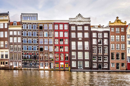 Damrak 运河沿线的一排历史性房屋, 追溯到第十八世纪, 位于荷兰阿姆斯特丹的历史中心。