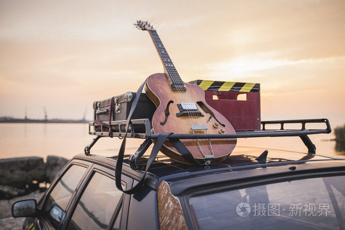 音乐器乐吉他汽车户外背景