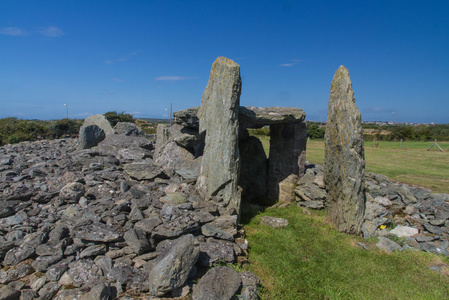 Trefignath 古代墓室，新石器时代的弧墓角度