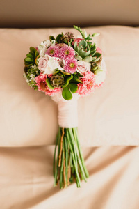 鲜花鲜艳的婚礼花束