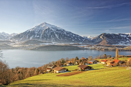 瑞士的湖景附近 Thun Niesen 峰值在视图