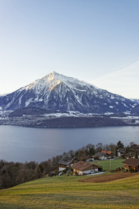 瑞士湖景附近 Thun Niesen 山区 wint 视图