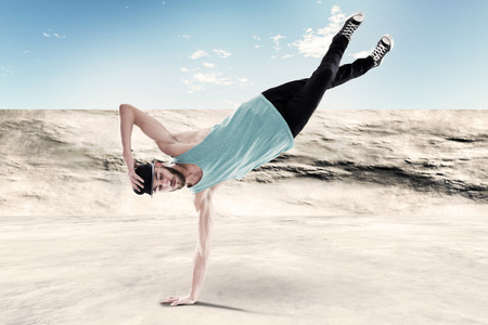 街舞的人留着胡子的都市时尚.戴黑帽子照片