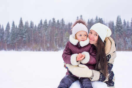 幸福的家庭享受冬季下雪天