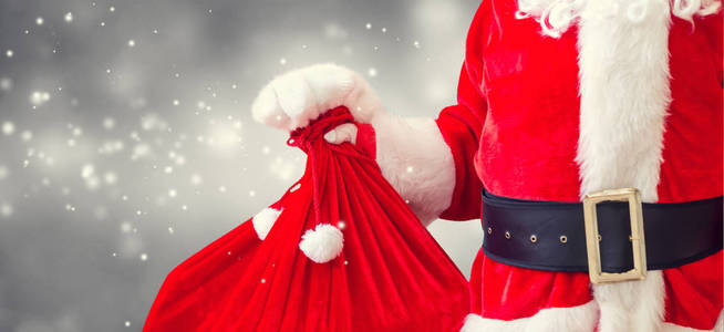 圣诞老人拿着一个红色的袋子