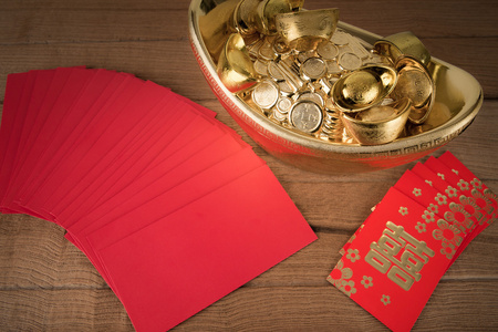 红色的口袋和古代中国金元宝上木 与 co