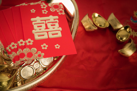红色的口袋和古代中国金元宝上木 与 co