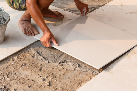 劳动安装瓷砖地板照片