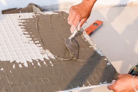 劳动安装瓷砖地板照片