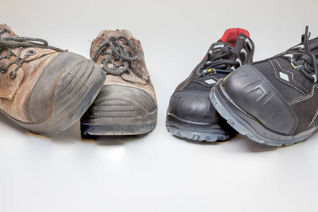 新的工作鞋和旧的工作鞋铁小贴士照片