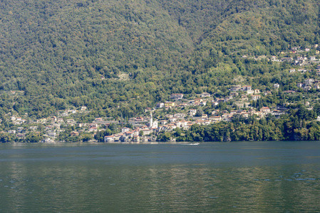 与 Nesso 村的科摩湖海岸的风景, 在明亮的秋季光从 Brienno, 科莫, 意大利拍摄