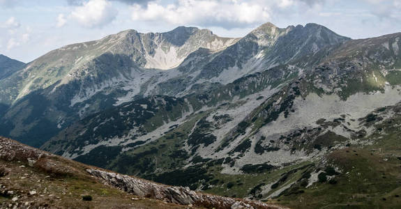 在炎热的夏日里, 从斯洛伐克扎帕登塔特里山脉 ziarske sedlo 和 smrek 峰之间的徒步路线可以看到罗哈斯山群