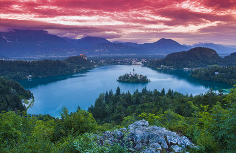 湖在日落时流血。斯洛文尼亚