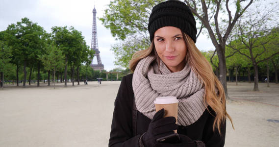 年轻迷人的女性在巴黎埃菲尔铁塔附近享受一天