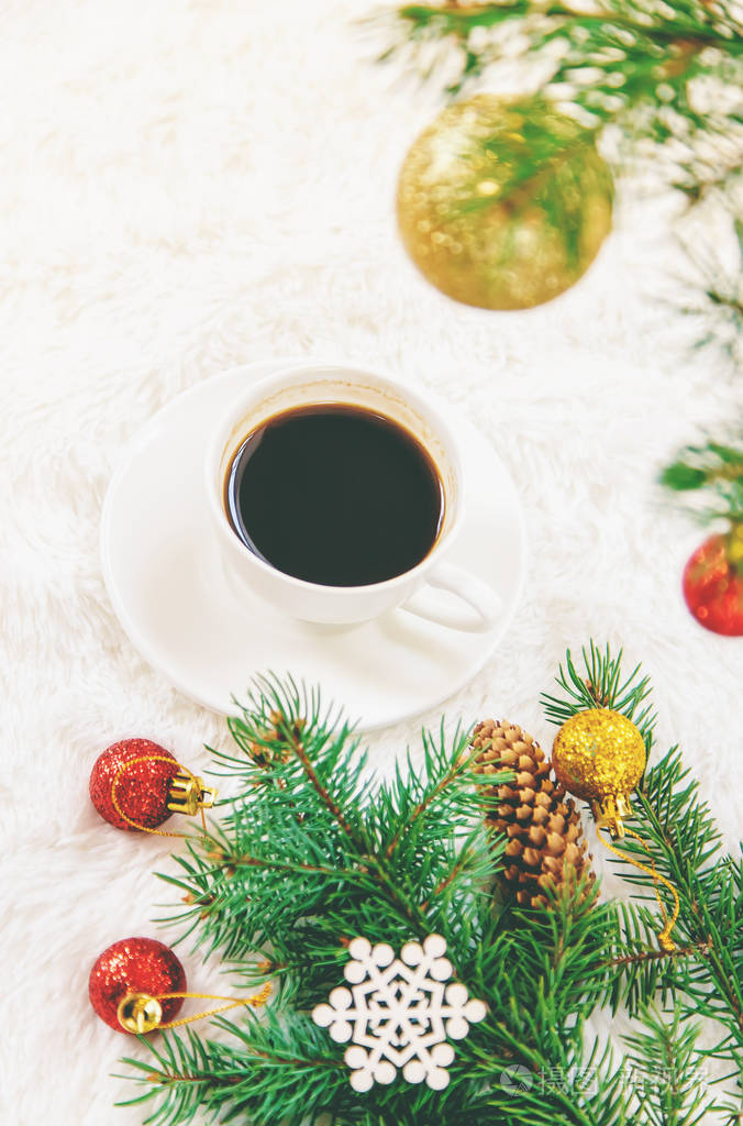 圣诞节背景下的一杯咖啡圣诞节早上选择性对焦2019