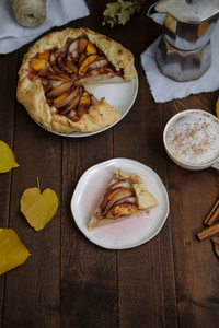 秋季作文 馅饼配苹果, 咖啡和记事本。木桌上的干树叶