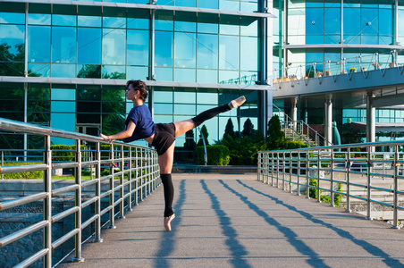 芭蕾舞女演员在休闲的衣服站在脚尖上跳舞。杂技 芭蕾 舞蹈。户外