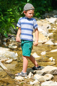 个小孩扮附近山中的小溪