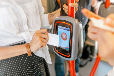试图验证公共交通电子客票和机器拒绝阅读机票的妇女