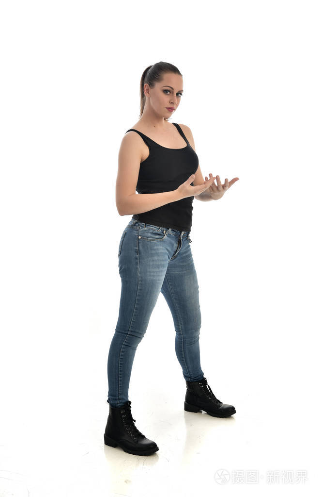 站立姿势.在白色工作室背景下被隔离