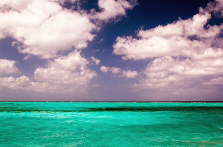 美丽的清晰加勒比的绿松石海水