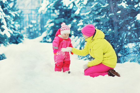 妈妈与宝宝在冬天下雪天玩这游戏