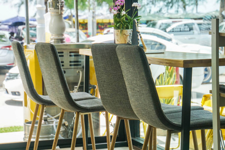 咖啡店内的现代木椅和桌子