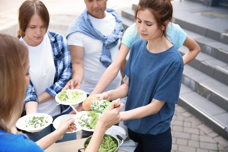 志愿者为穷人提供户外食物