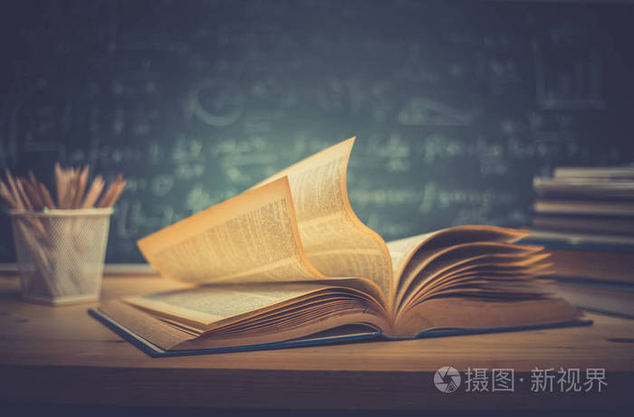 教科书上的课桌公式和物理题词黑板, 教育理念
