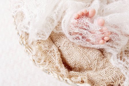 婴儿脚上针织格子。特写图片