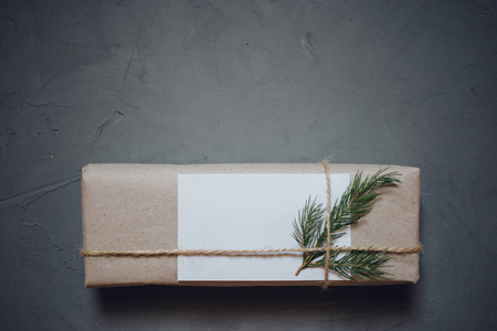 圣诞背景与冷杉树和装饰, 礼品盒。带复制空间的顶部视图, 灰色贴上背景