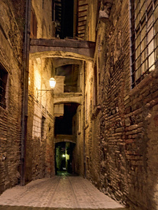 古老的意大利小巷在夜意大利翁布里亚古城的古老黑暗狭窄的街道