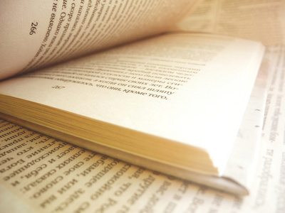 老已打开的书图片