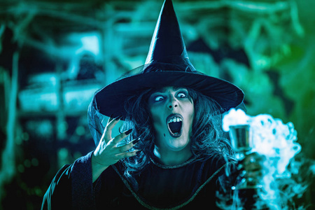 美丽的女人采用一女巫戏装和sc一rym一ke在上面英语字母表的第6个字母