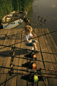 湖边钓鱼竿小男孩图片