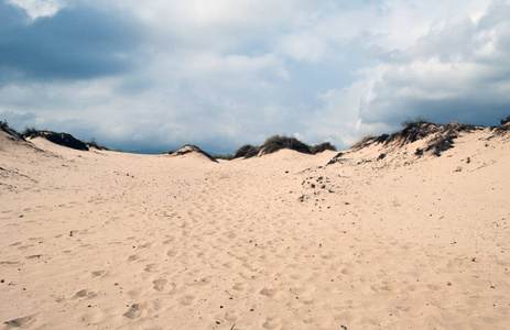 在阿尔赫西拉斯的海滩沙丘, 在天空下的云彩