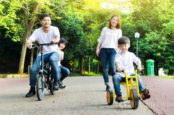 亚洲家庭在公园享受户外活动