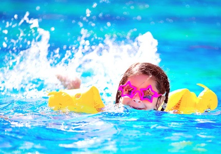 游泳游泳的可爱的图片