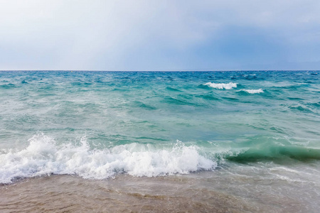 大浪在海滩上坠落美丽的海景图片