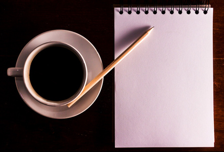 打开空白的白色笔记本 铅笔和杯咖啡对 des