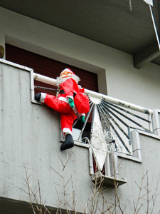 圣诞老人在楼梯上爬出窗口图片