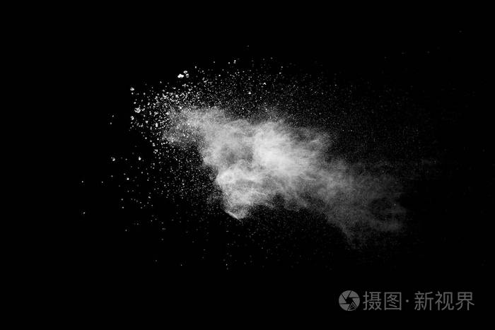 黑色背景下的白色尘埃爆炸