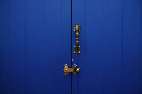 蓝色木门, 金属手柄和锁紧 关闭