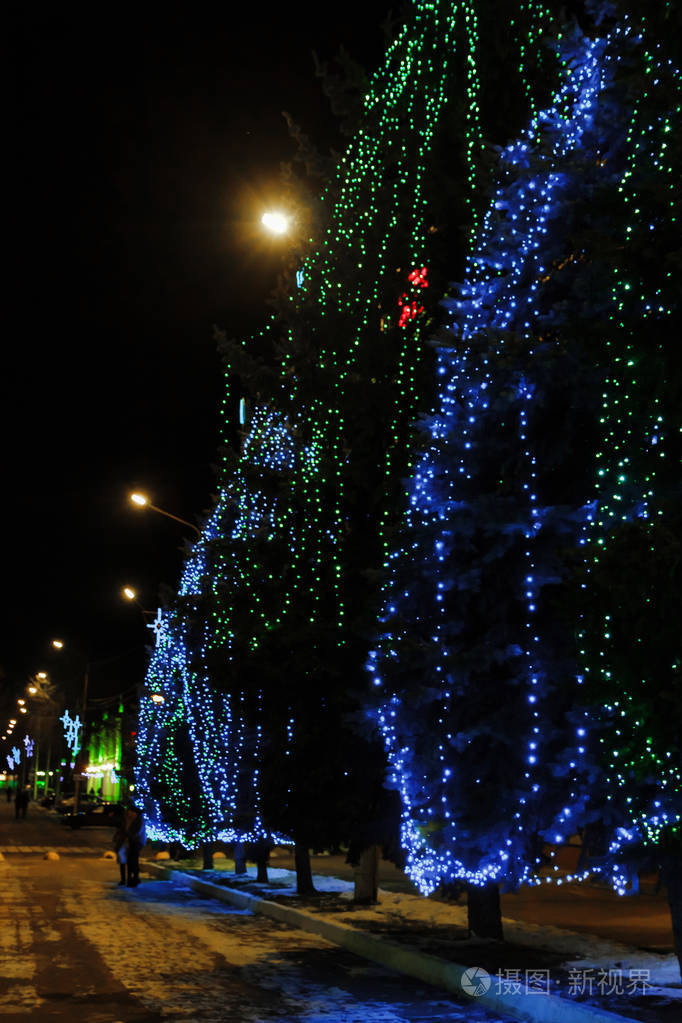 走在城市夜间景观路灯