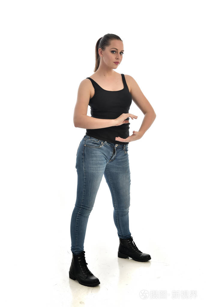 站立姿势.在白色工作室背景下被隔离