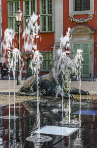 喷射喷泉与休息的狮子雕塑。格但斯克。波兰