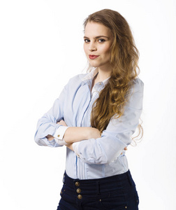 一个美丽的微笑的年轻女子的画像穿着一件蓝色的衬衫，在被动的态度中的白色背景上